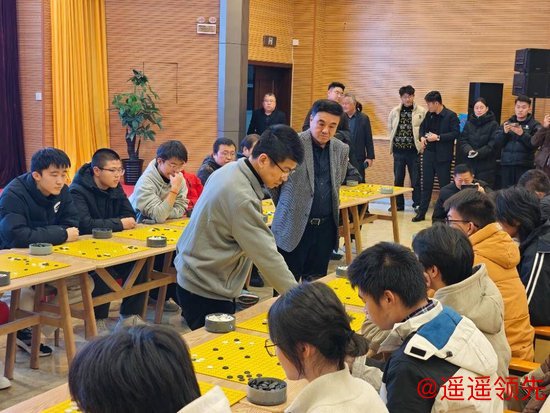世界冠军范廷钰与棋迷交流对弈